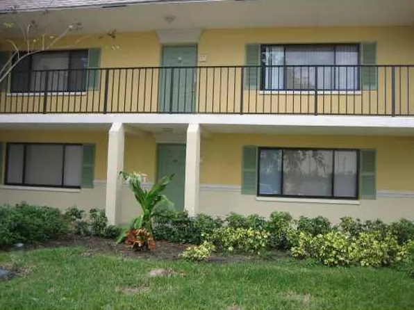 709 Meadows Cir, Boynton Beach, FL 33436