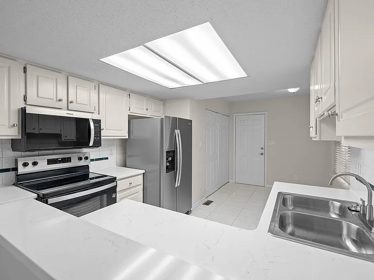 9024 Saint Thomas Ln — Photo 4