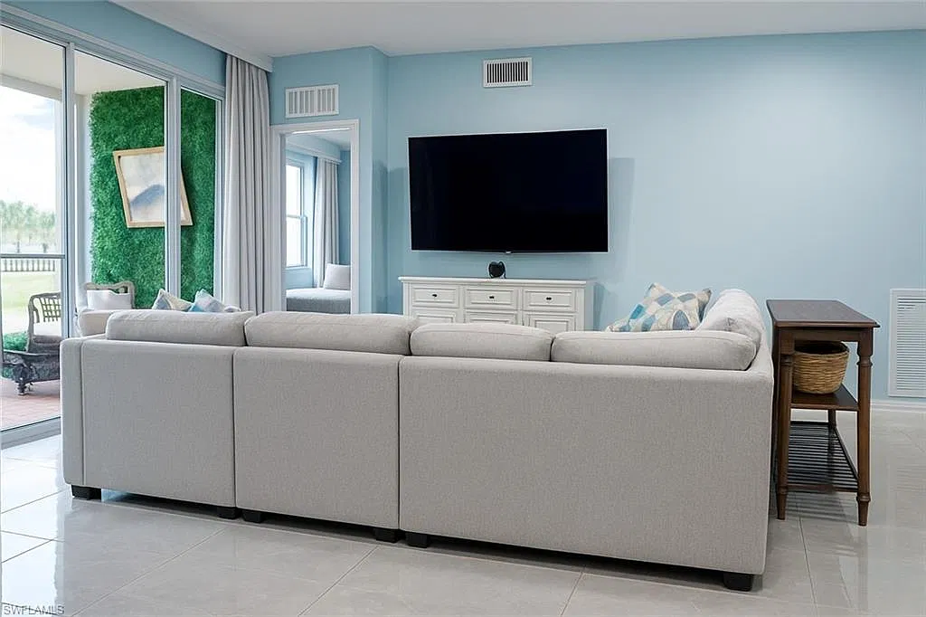 3 bed, 2.0 bath, 1438 sqft, $3,300 — Photo 4
