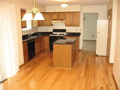 3rd image of 820 Dunvegan Cir
