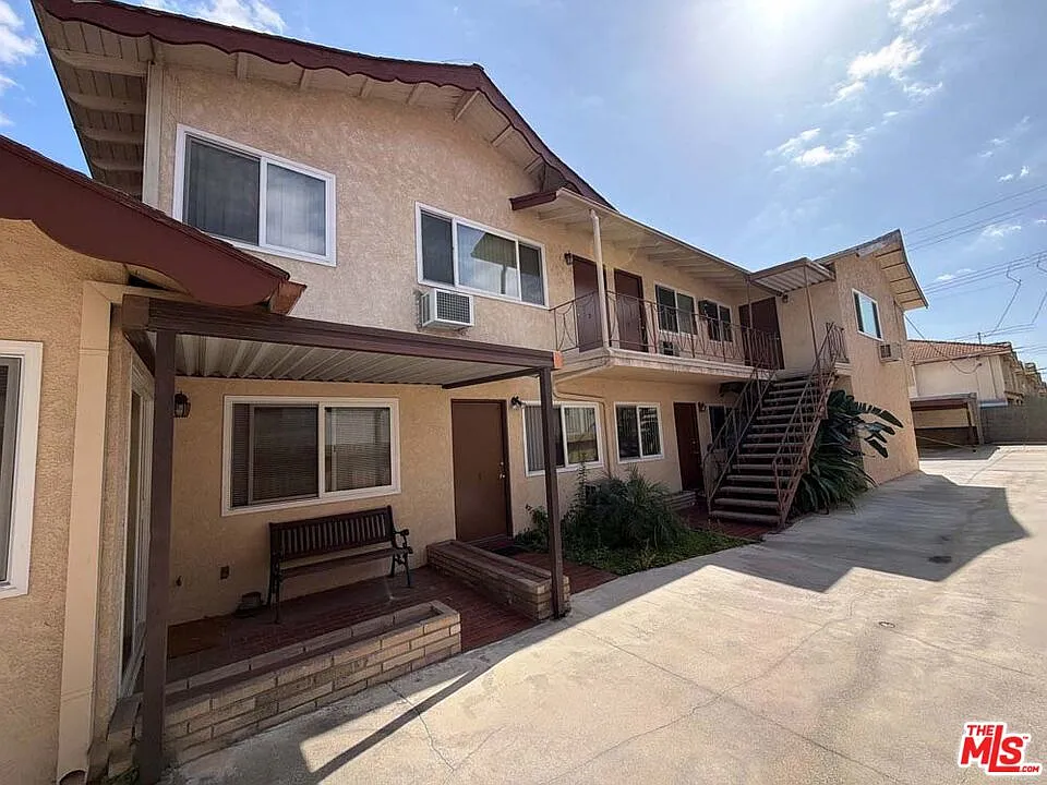 1 bed, 1.0 bath, $2,300 — Photo 1