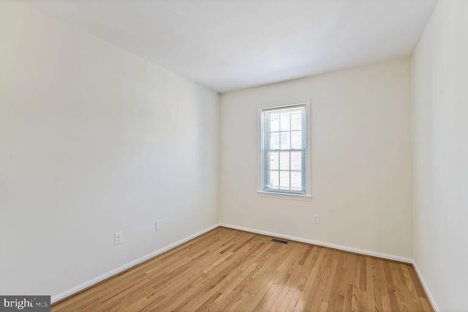 4 bed, 2160 sqft, $6,199 — Photo 3
