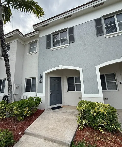1681 SE 31st Ct — Photo 2