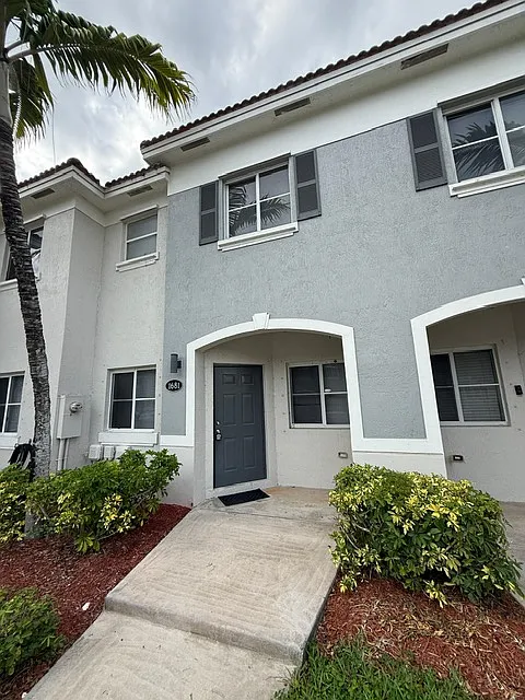 Building Photo - 1681 SE 31st Ct