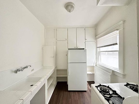 4th image of 959 E Broadway APT 10