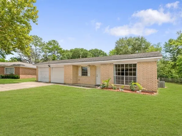 521 Gardenia St, Angleton, TX 77515