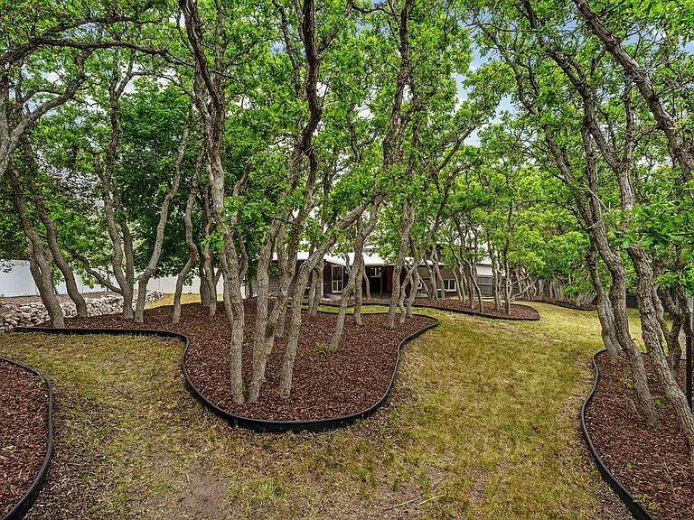 3395 E Larchmont Dr — Photo 9