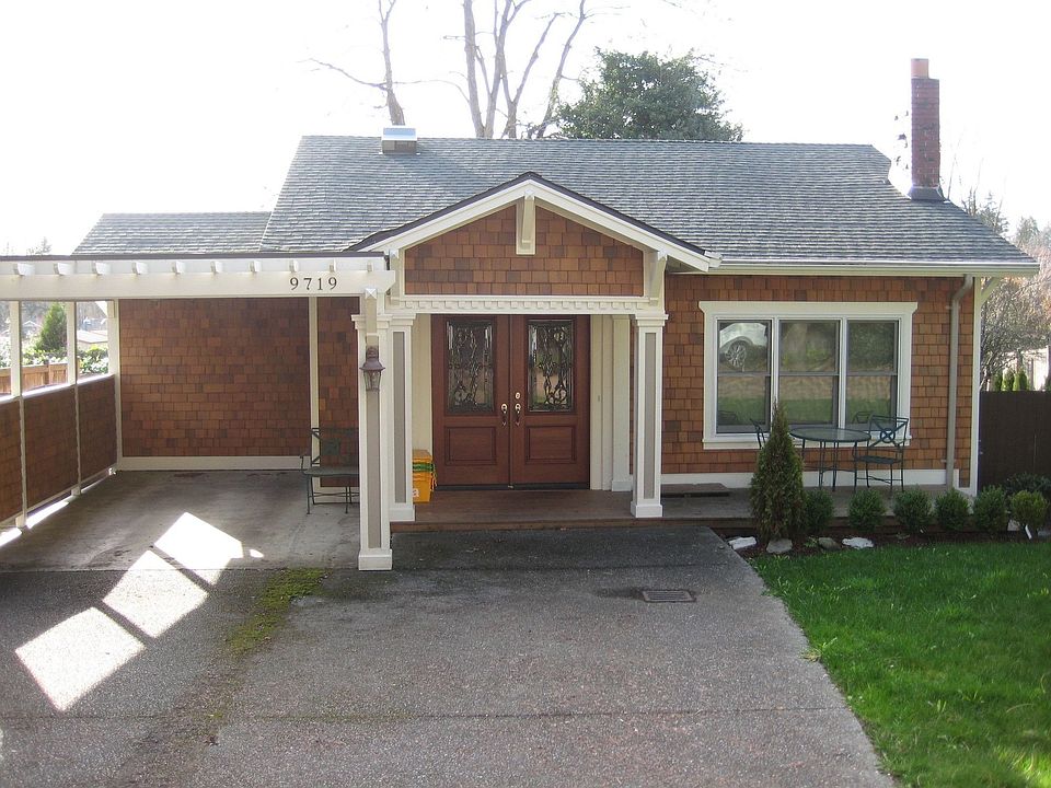 Originally built in 1924. Master completion began 2006. Lot sits on nearly 1/4