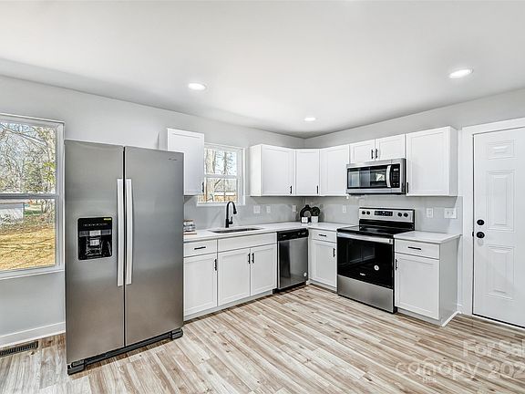 5th image of 110 Crescent Dr