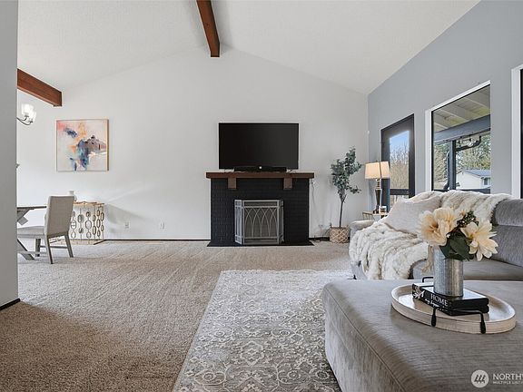 3rd image of 729 NE Pinecrest Drive