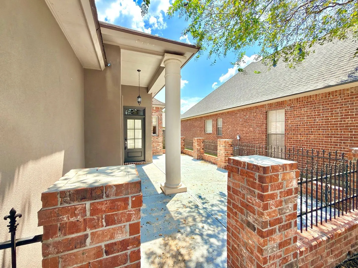 Spacious 3-Bedroom Home in Desirable Manchac Commons — Photo 4