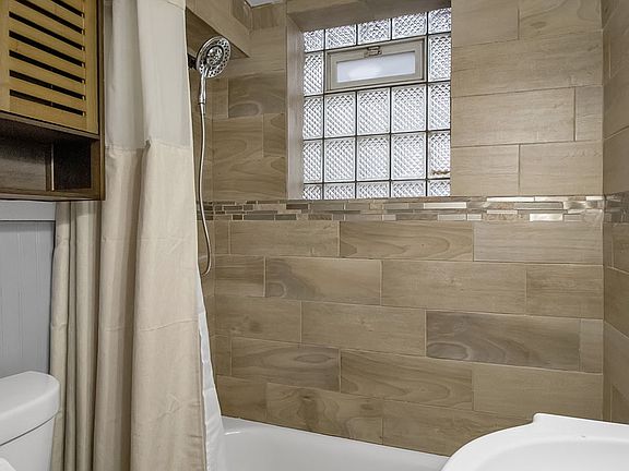 2nd image of 1540 Abbott Rd APT 1