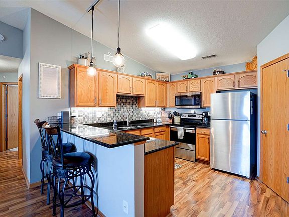 3rd image of 920 Cherry St #11