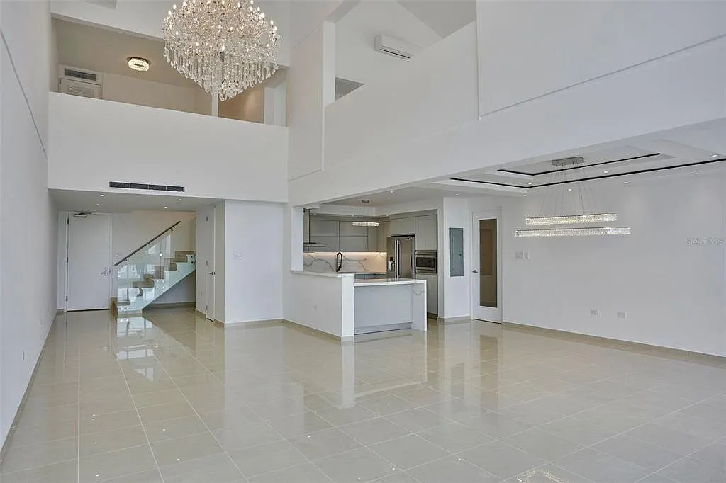 4 bed, 4.5 bath, 5840 sqft, $7,000 — Photo 2