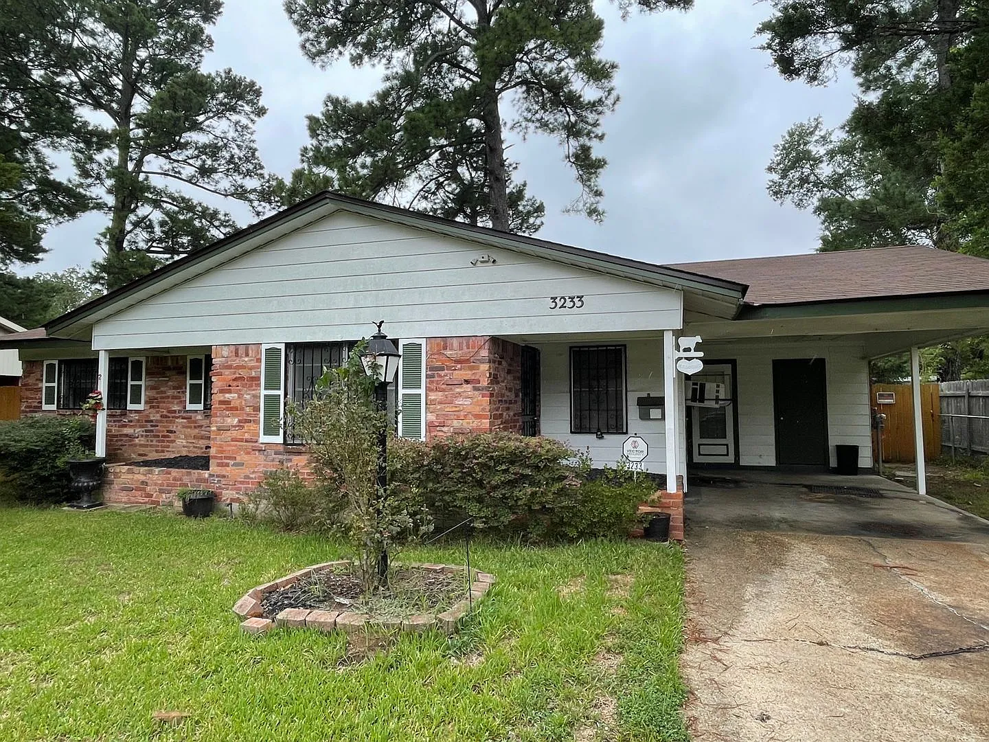 3233 Valley View Dr — Photo 4