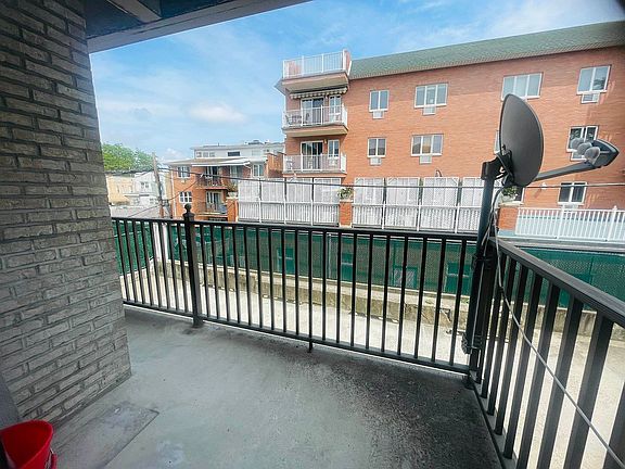 3rd image of 115 Dahlgren Pl APT 2C