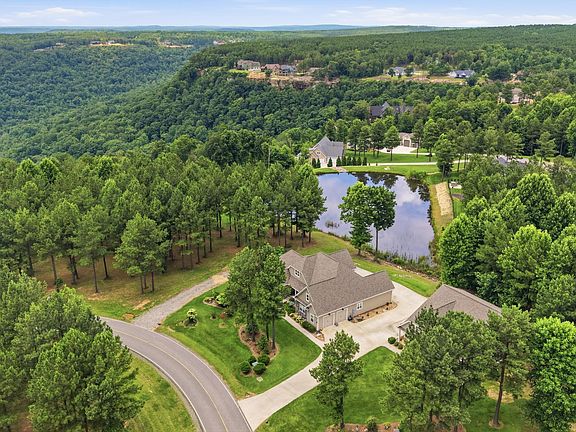 2nd image of 975 Cumberland Cir