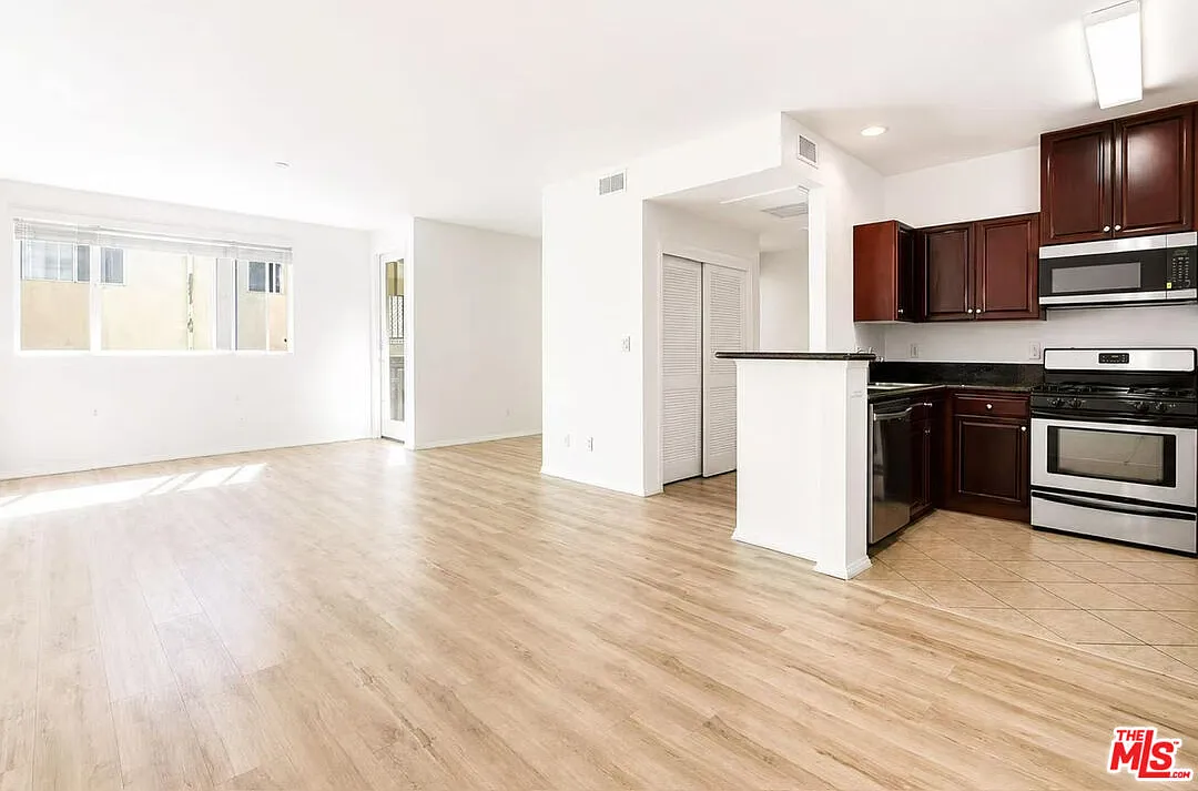 2 bed, 2.0 bath, 1110 sqft, $2,900 — Photo 2