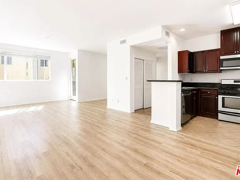 13941 Sherman Way #205 — Photo 2