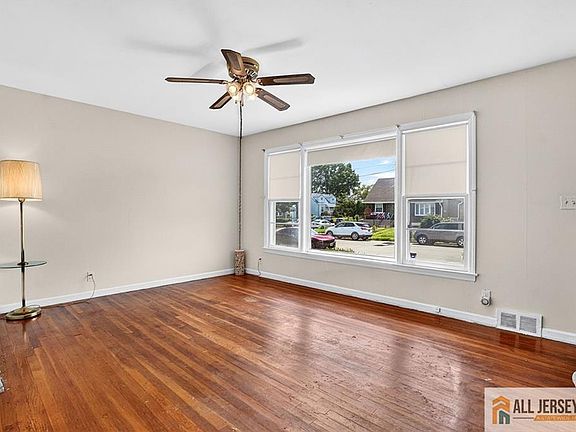 4th image of 68 Oak St