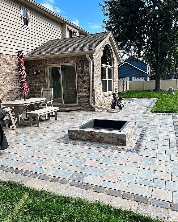 2nd image of 3200 Linden Ln