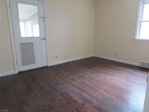 4th image of 1835 6th St