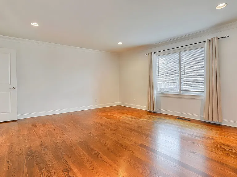 20 Franklin Ave — Photo 9