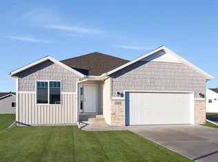 960 Eaglewood Ave, West Fargo, ND 58078