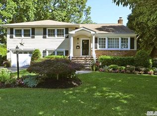 17 Barclay St, Huntington Station, NY 11746