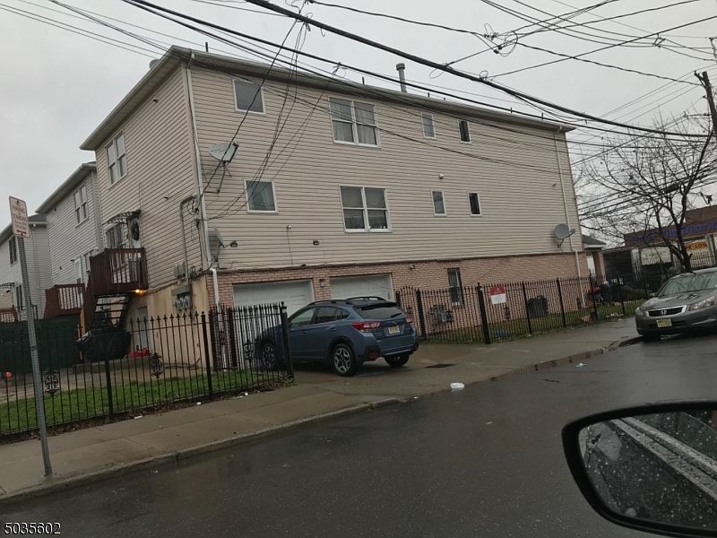 2nd image of 499 Mulberry St