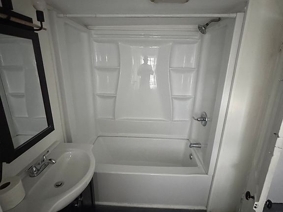 4th image of 33 2nd Ave APT 1