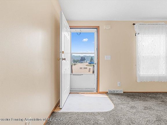 5th image of 1222 Maple Leaf Ct