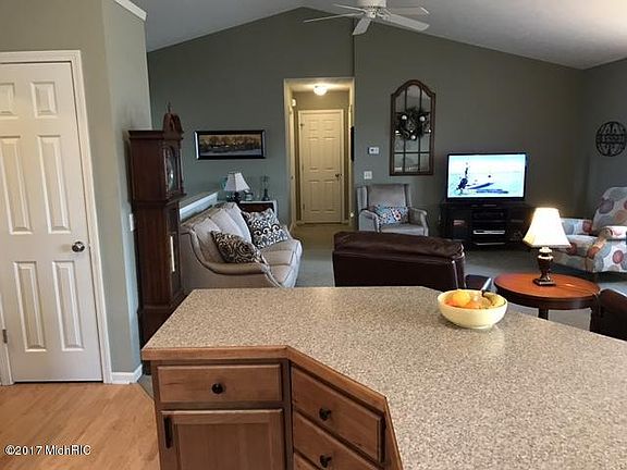 5th image of 636 Howard Ln