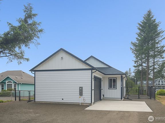 3rd image of 445 Canal Drive SE