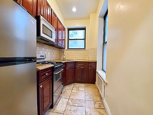 3rd image of 440 E 58th St APT 3R