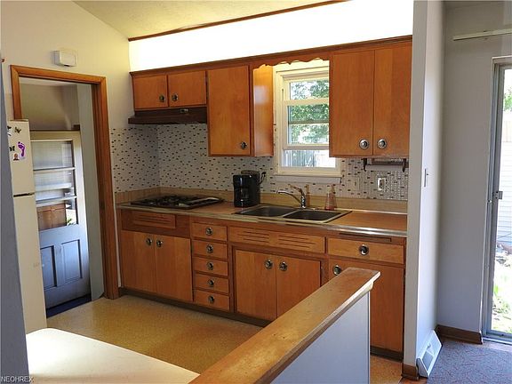 5th image of 15561 Sylvia Dr