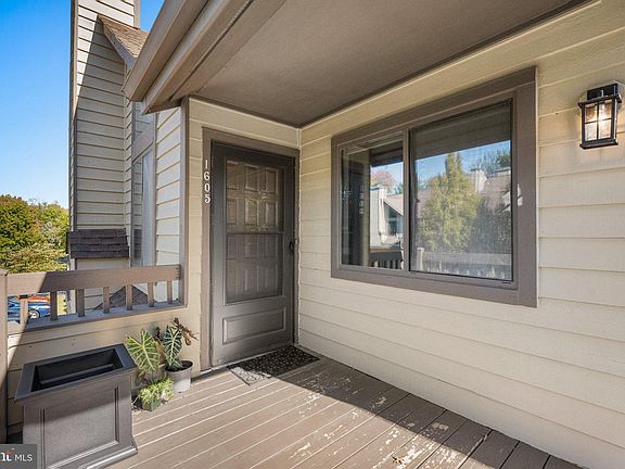 3rd image of 1605 Augusta Cir