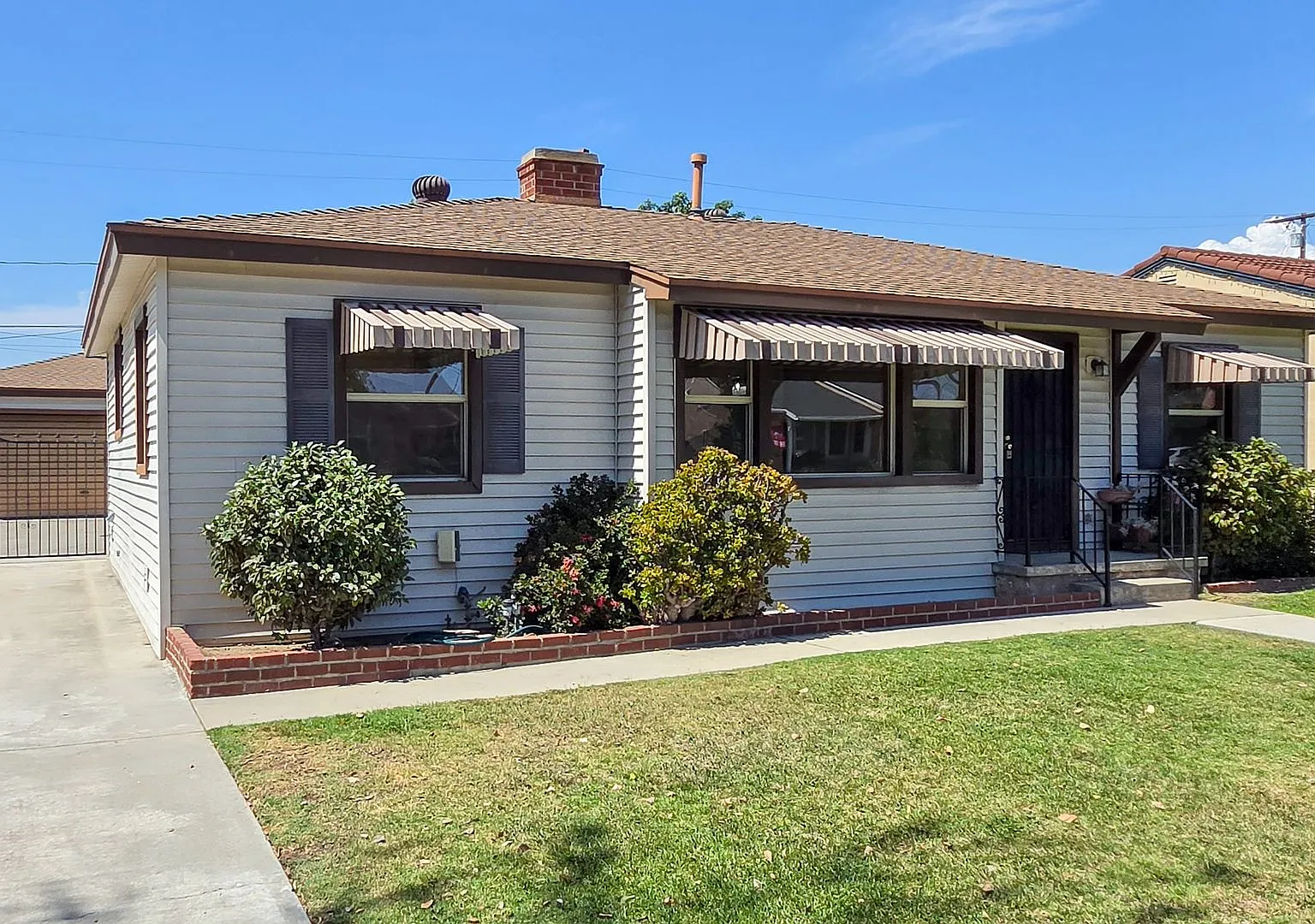 Beautiful 3 Bed 1.5 Bath House with Remodeled Bathroom and Detached Bonus Room/Office Available Now! — Photo 1