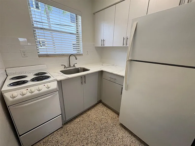 320 W 10th St #3 — Photo 7