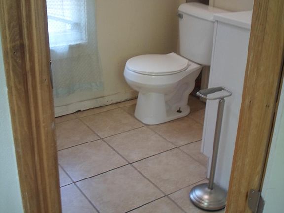 Downstairs bath w laundry room