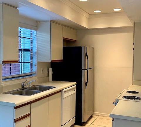 2nd image of 3212 Oak Lawn Pl #219