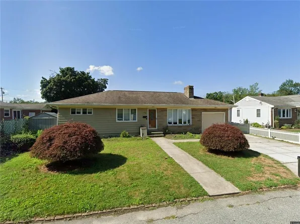 12 Parkside Dr, Johnston, RI 02919