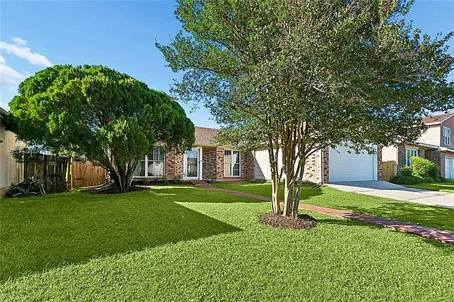 3 bed, 2.0 bath, 1432 sqft, $2,000 — Photo 2