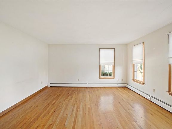 5th image of 9 Lauren Ln