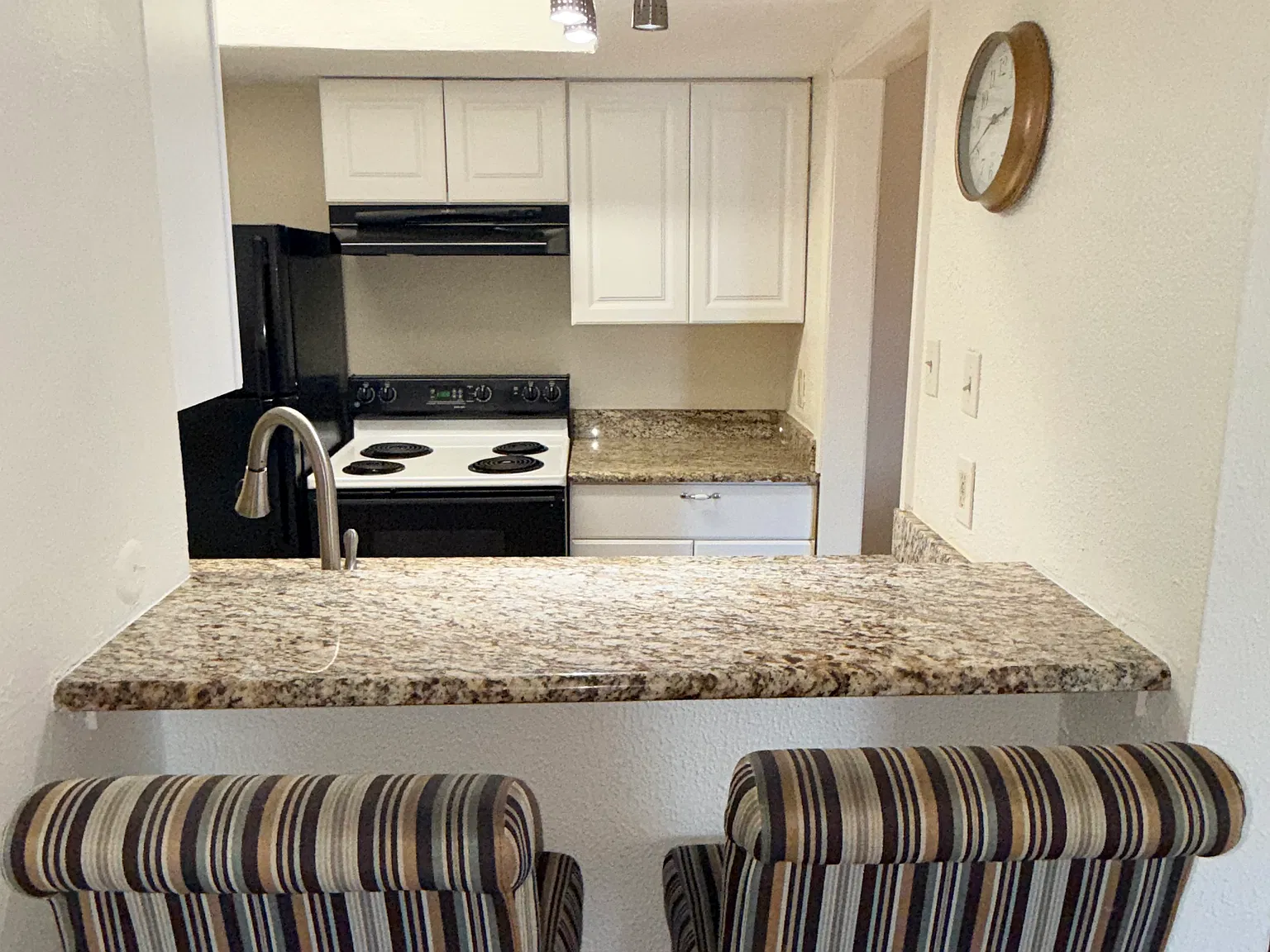 1 bed, 1.5 bath, 732 sqft, $990 — Photo 3