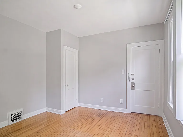 1533 W Warren Ave — Photo 6