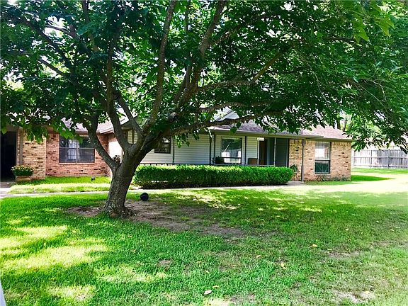 2nd image of 206 E Mimosa St