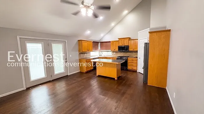 2217 Magnolia Dr — Photo 3