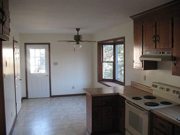 Kitchen w/breakfast nook