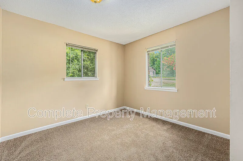 3 bed, 1.0 bath, 1133 sqft, $1,200 — Photo 3
